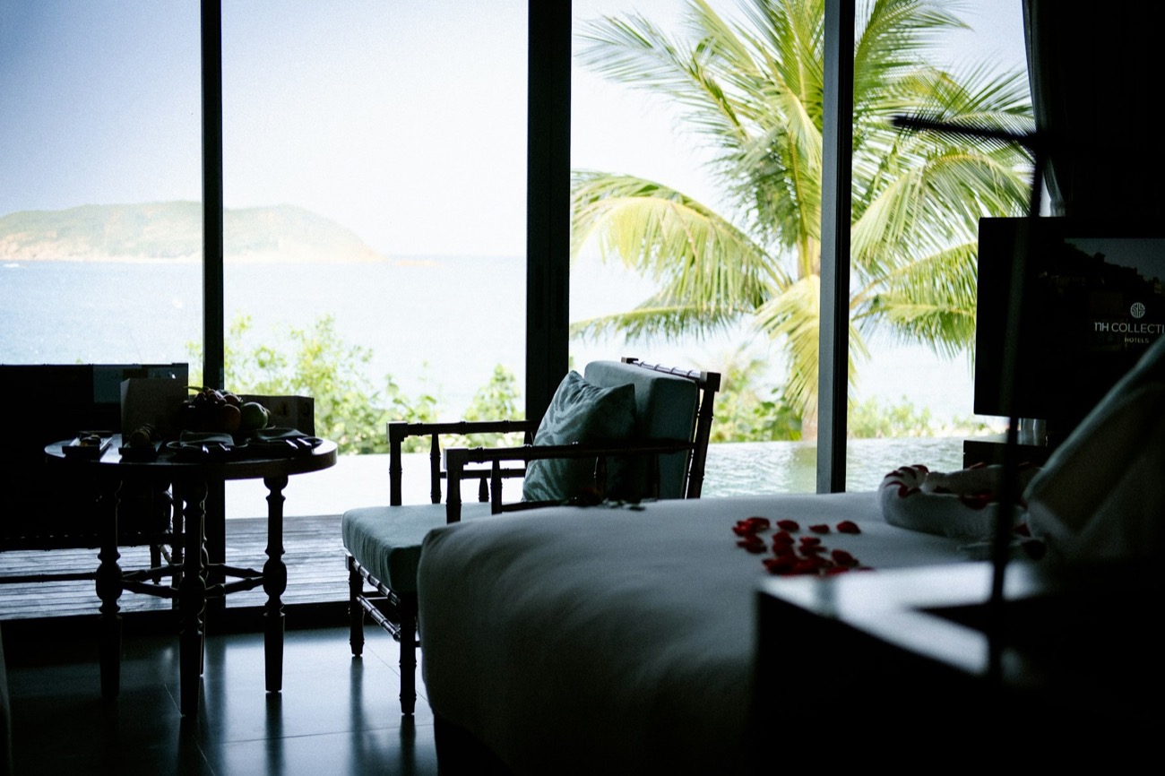 The Harbour View room with water-facing bed